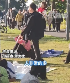 广东深圳，大哥单手抱着走失孩子，到处大喊找孩子妈妈。那天是周末，游玩的人特别多，