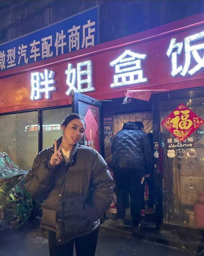 赌王小女儿何超欣真接地气，来东北吃盒饭大赞十几块钱的盒饭好吃，并打卡留念。
四房