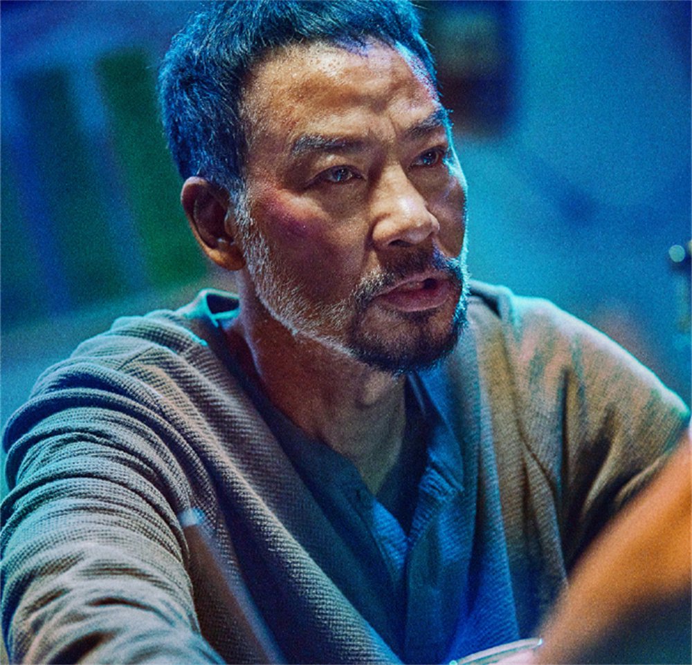 一次，任达华在拍戏现场，工作人员看他汗流浃背，就过来给他擦汗，他拒绝了。
拍大雨