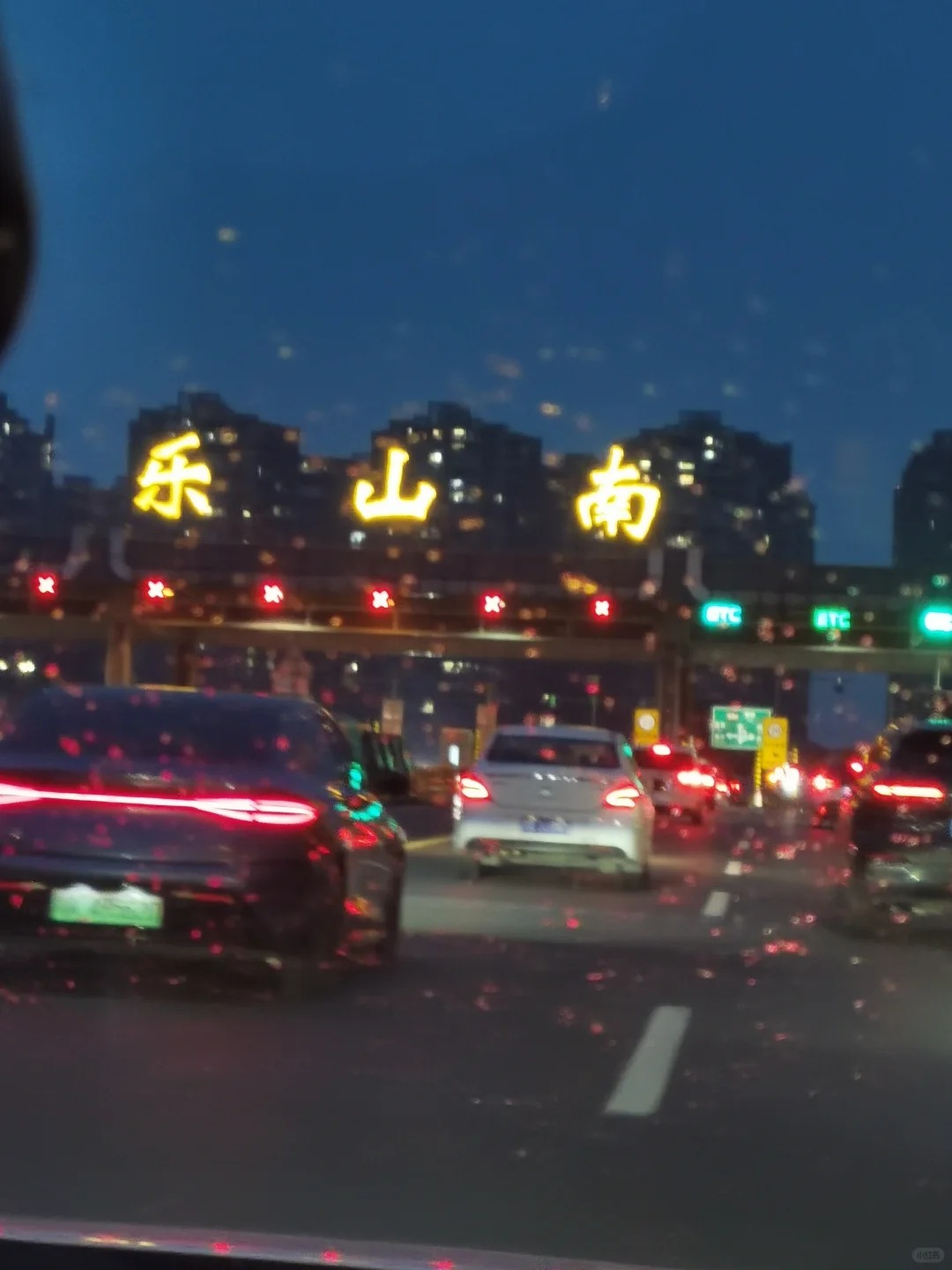 乐山 不会再来第二次了
节假日真的不要来乐山了，到处都是人从众，哪哪都要排队（虽