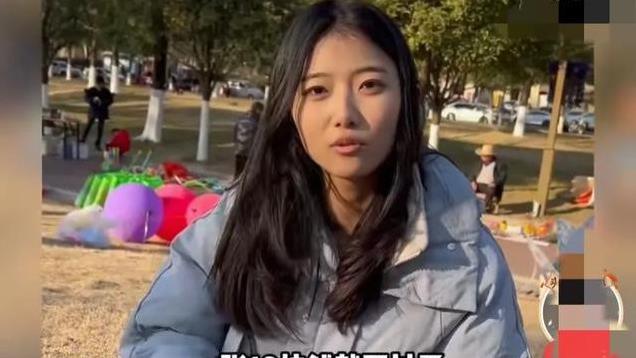 还在读大学的残疾女孩，为了挣点生活费在路边给人画头像，