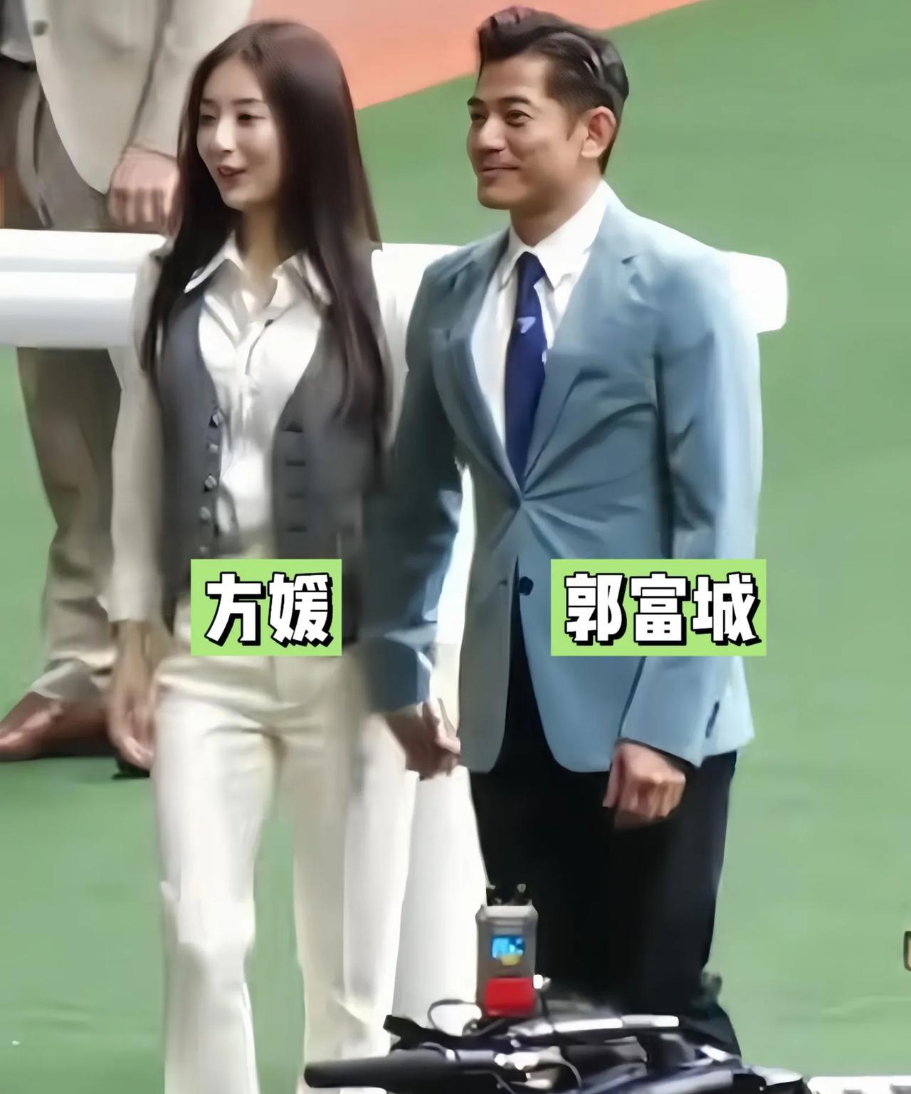 郭富城携妻方媛亮相赛马场，恩爱满满
郭富城牵手妻子方媛现身赛马场，两人气质出众，