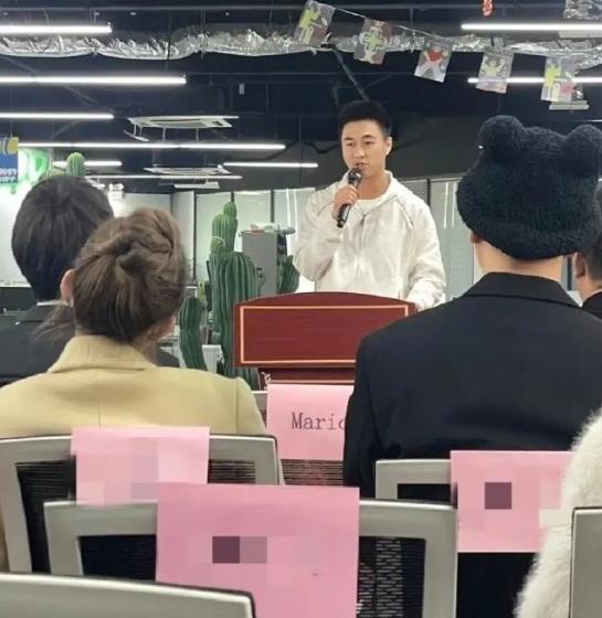 何猷君出身豪门，自身能力出众，在商业领域积极开拓。近期，有员工晒出公司福利，竟是