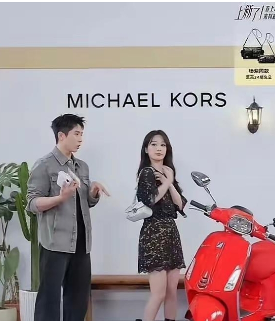 啊？这是同一套裙子吗

模特穿这靴子好好看啊，因为腿长吧