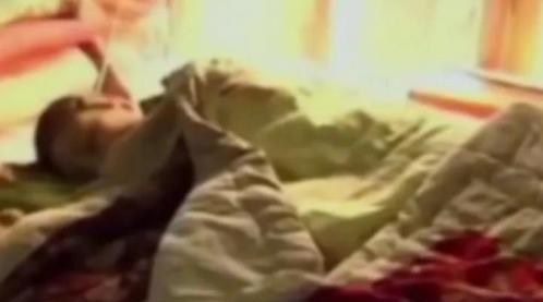 啥玩意儿？！瘫痪了二十年的小姨，竟然能下地溜达了？我滴妈呀，这可比恐怖片还吓人！