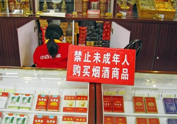 河南，17岁的男孩到小吃店买酒后，用父母的微信、支付宝付了酒钱。没想到，市监局竟