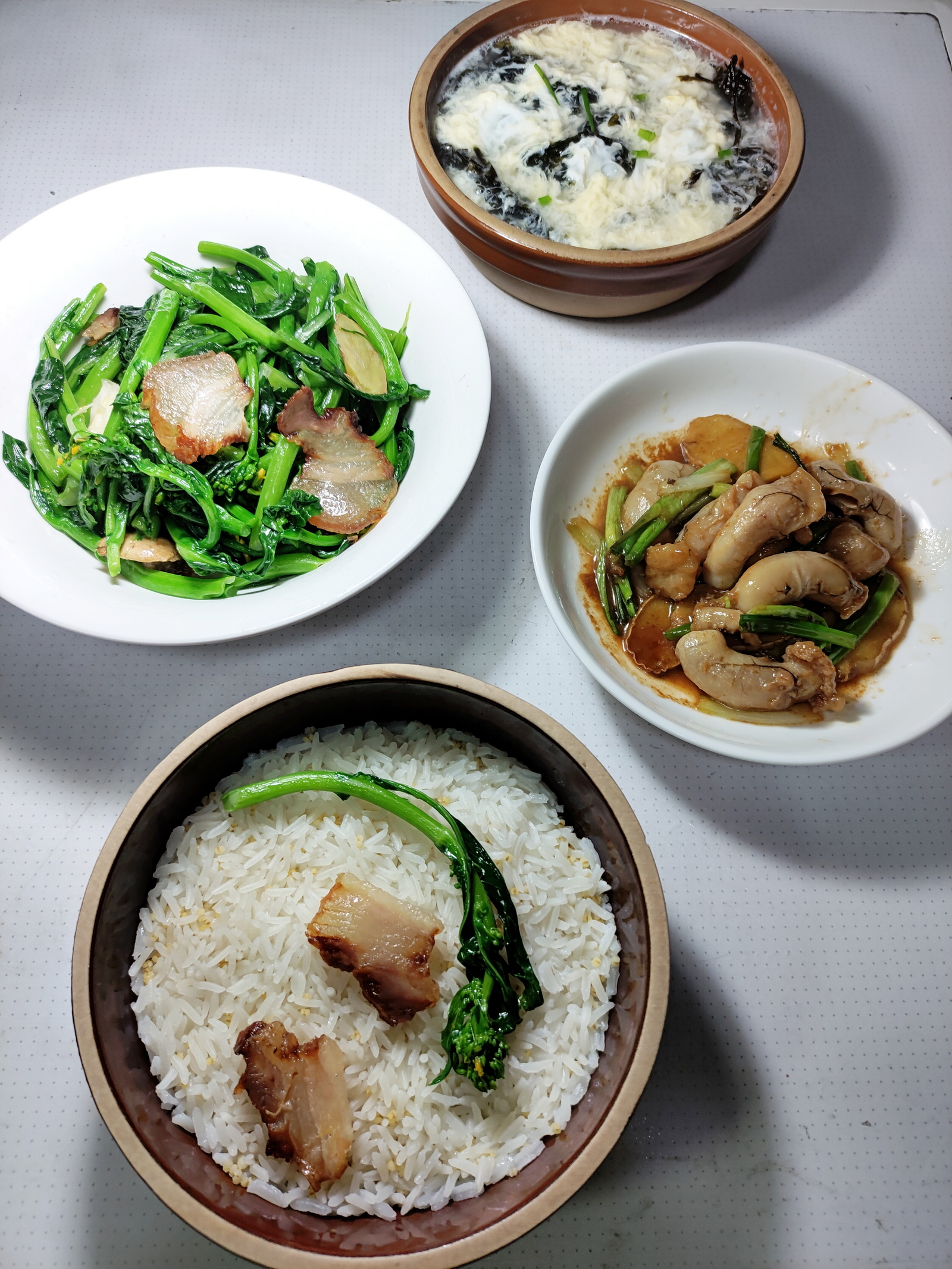 晚餐，姜葱煎焗鱼扣鱼杂，腊肉炒菜心，紫菜蛋花汤，蒸二米饭。

今天算是美食冒险失