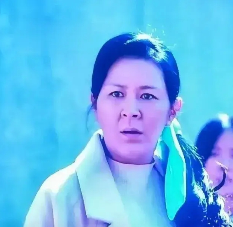 央8热播的电视剧《故乡的泥土》中，有一个人物叫李彩云，我不知道这个演员今年多大年