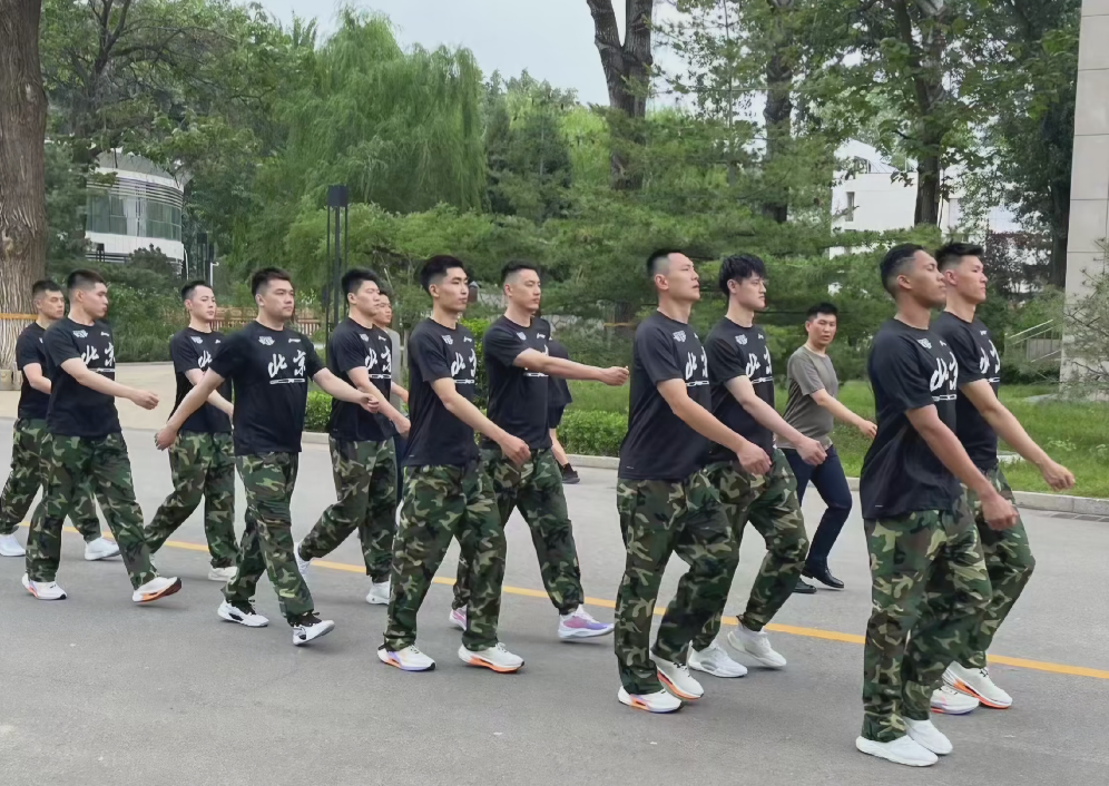 首钢男篮军训开始，这样做的目的是？

能感受到首钢队员们对军训的重视，每名队员抬