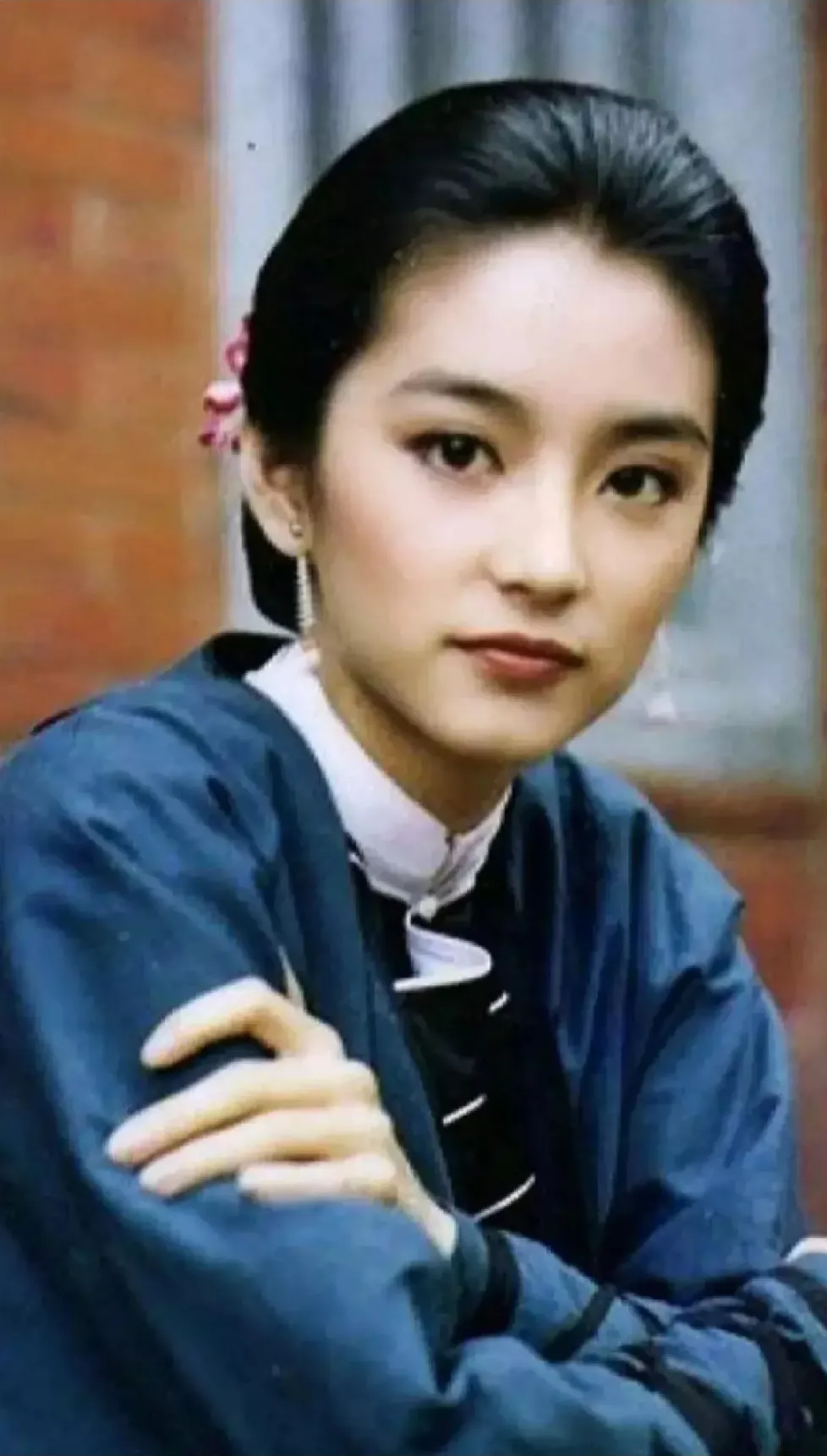 1990年时，林青霞回河南寻亲，终于见到了失散30多年的亲姐姐，两人相拥而泣，林