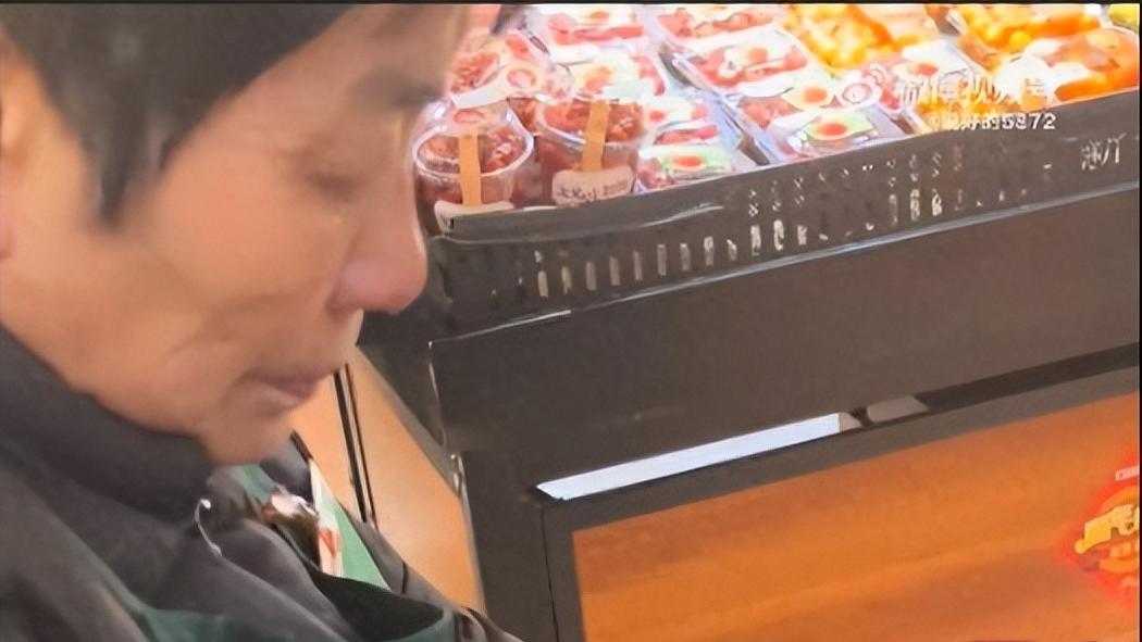 员工婆婆被领导当众斥落泪后续：知情人发声，网友怒斥，超市回应