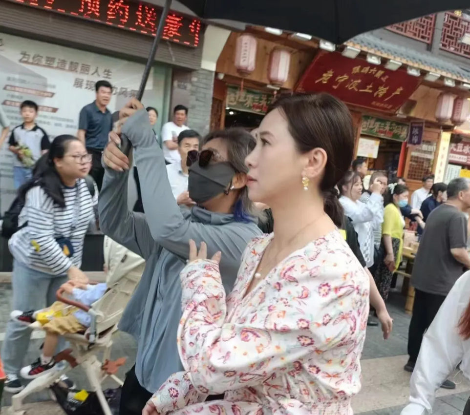 宁波鼓楼遇到明星，被56岁的翁虹惊艳了，本人真的很美很年轻，脸小皮肤白五官秀气，