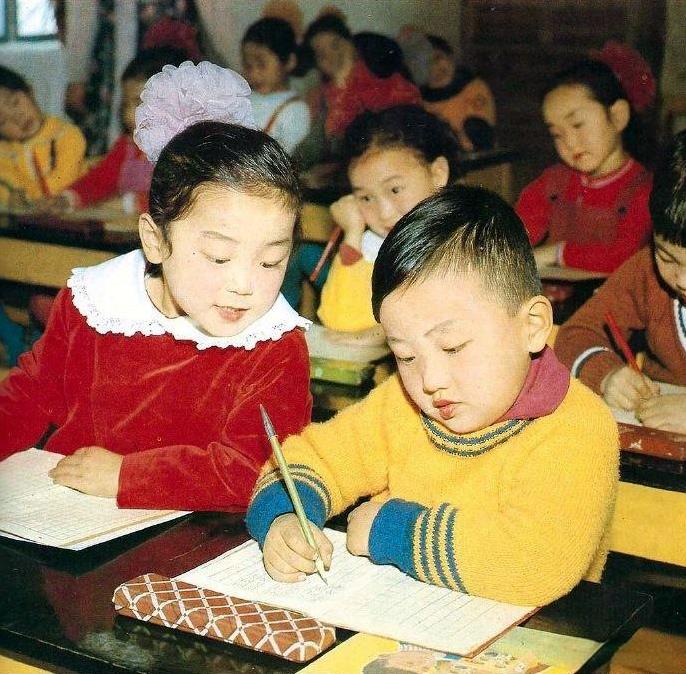 1970年代，朝鲜向世界展示的宣传照。孩子是八九点的太阳，也是朝鲜的未来，所以宣