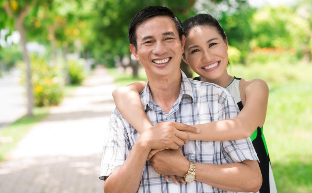 上海，60后外籍男子爱上80后妙龄女子，为表真诚，他花91万全款买房，还把房子登