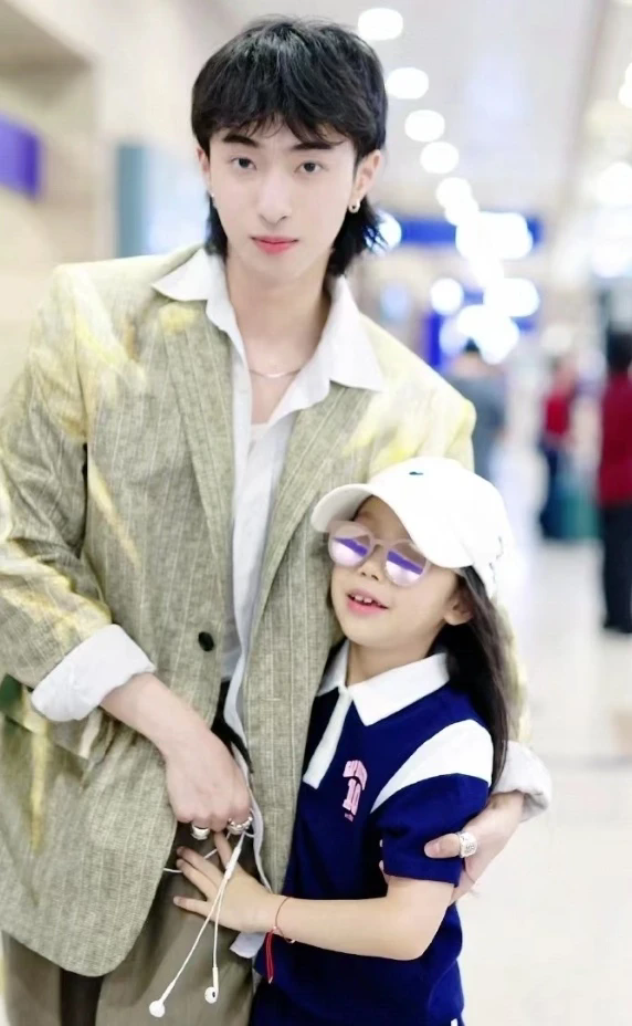 伊能静的女儿超级像奶奶啊！虽然遮挡了眼睛，不过还是可以看出来跟奶奶特别像，都是很