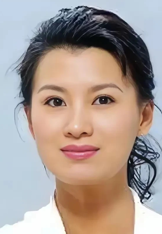 史兰芽气质端庄高雅，她在《铁道游击队》中饰演芳林嫂，温柔中带着一股坚韧。每一个动