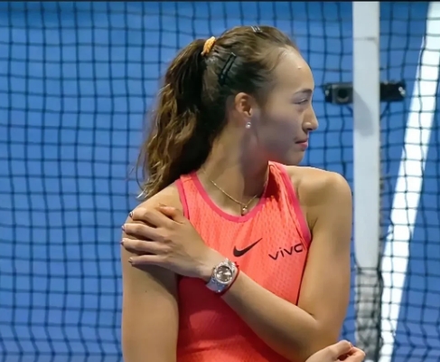 郑钦文在东京站夺冠后，没急着向观众席欢呼庆祝，而是先跑回座位，从网球包里拿出代言