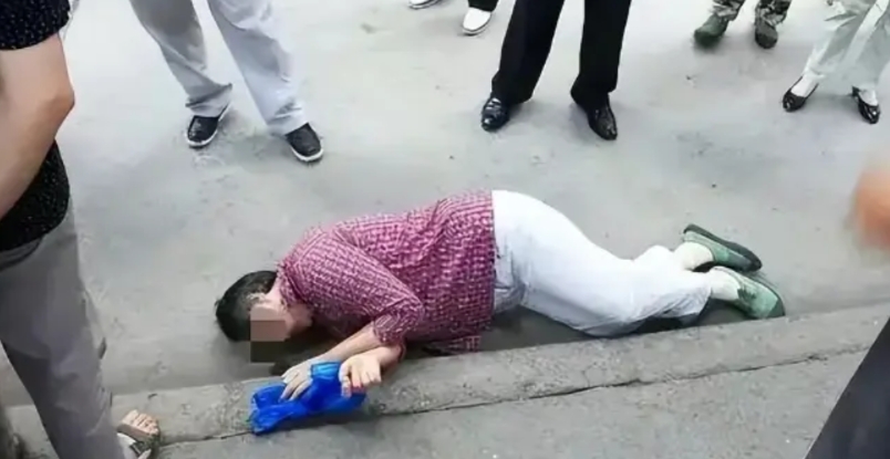 “讹诈讹出新高度！”一位80岁的老太太在遛弯时，看到几米外一只泰迪犬站了起来，竟