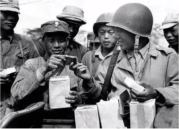 爷爷说，抗日战争后期，在美军的后勤保障下，国军派部队到缅甸作战。

美军给参加入