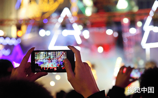 十八线男友被我抛弃后成了大明星，为了报复我，他对我极尽一切羞辱