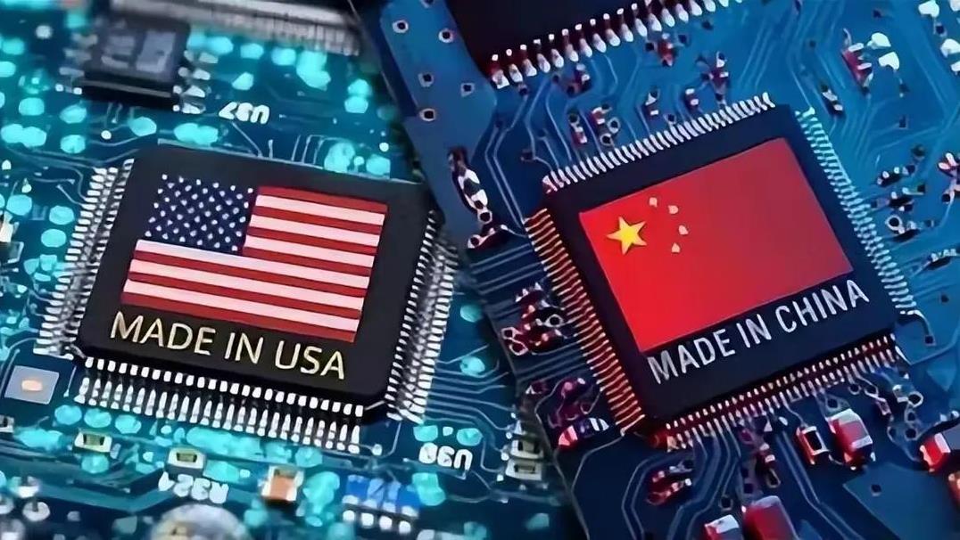 最近美国对中国下了个芯片禁令，搞得大家都很紧张，尤其是欧盟和中国。
简单说，就是