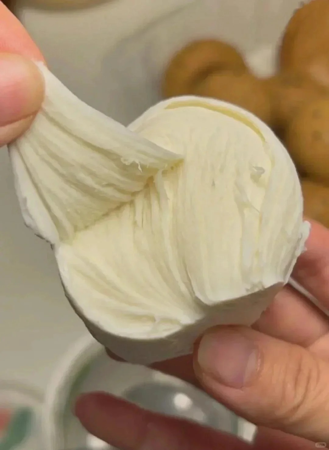 粉底液用多了真的会伤皮肤。
家人们，真的很想知道粉底液用多了会伤肤是真的假的？？