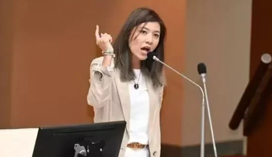 民进党立委颜若芳嚣张妄言叫嚣称，上海市由副市长参加双城论坛不对等，台北市府昨天宣