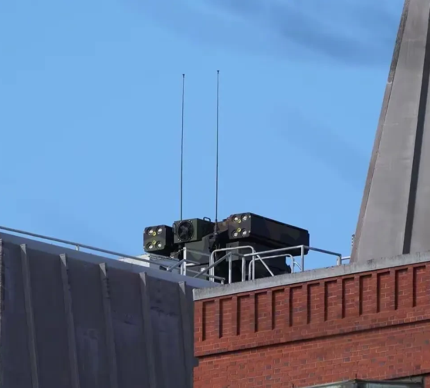 近日有美国媒体发现，白宫的楼顶正在部署铠甲防空系统。
从照片上我们可以清晰地看到