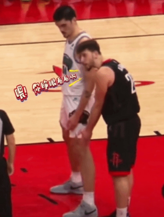 NBA赛场搞笑一幕！申京向裁判抱怨伊迪的步伐张的太大，导致自己的腿没地方放，而伊
