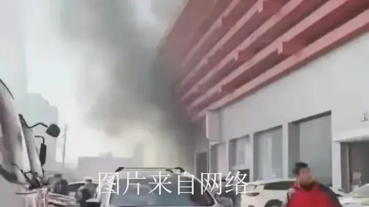太可怕了，济南汽车大世界突发大火，现场浓烟滚滚
又一起火灾，今年这是怎么了？接连