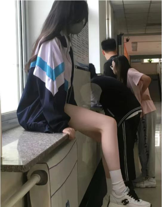 校不校花不知道，但腿是真滴长，真滴白！
