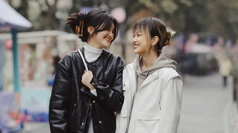 杭州女生不愧是配色高手，不管是一身白、一身黑，都时髦高级