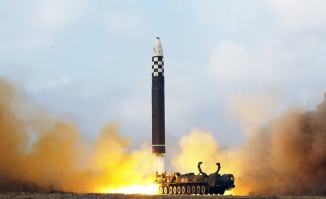 美国估计是要彻底坐不住了，俄罗斯发射3枚洲际导弹，朝鲜也发射洲际导弹。据说射程超