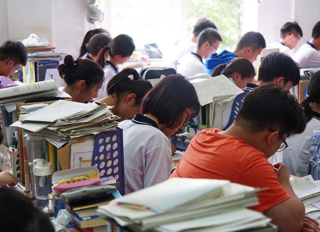 对高中生来讲，抓住了基础知识就相当于半只脚跨进了大学的校门，因为许多高考试题都是
