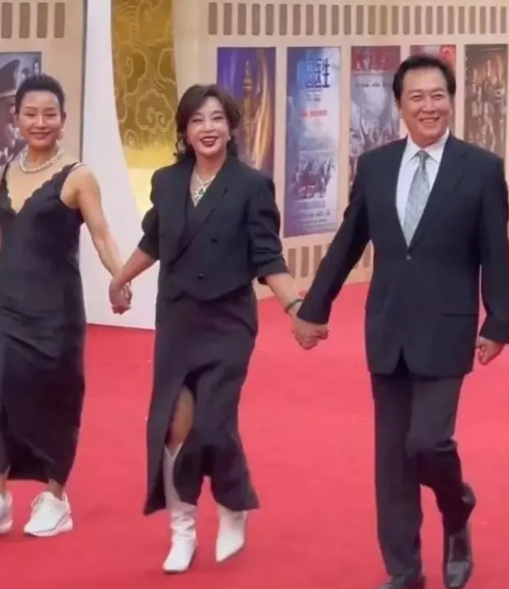 这三人走红毯的状态太颠了！刘晓庆左手拉着陈冲，右手拉着唐国强，感觉他们三个跟幼儿