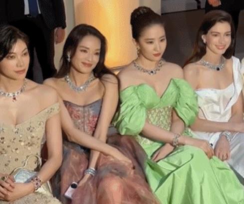 刘亦菲她非常适合这种盘发，特别好看，高贵，典雅，跟她的气质非常搭。
 
刘亦菲虽