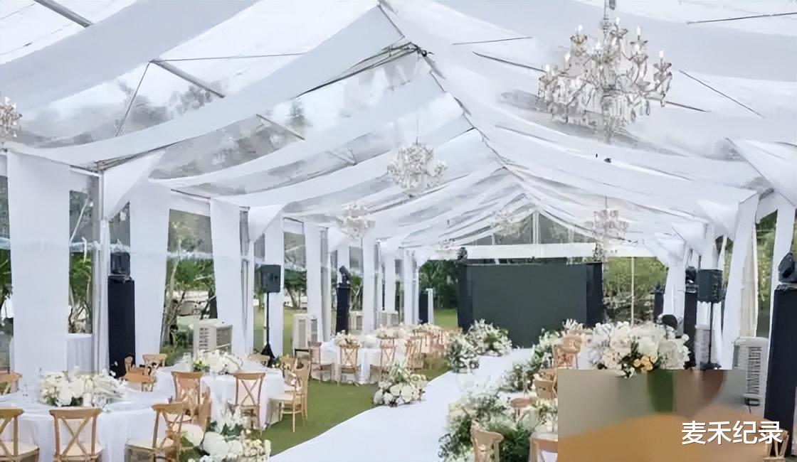陈乔恩婚礼现场：伴娘团很热闹，白色鲜花温馨雅致，细节透露浪漫（陈乔恩和谁在一块了）-第10张图片-九妖电影