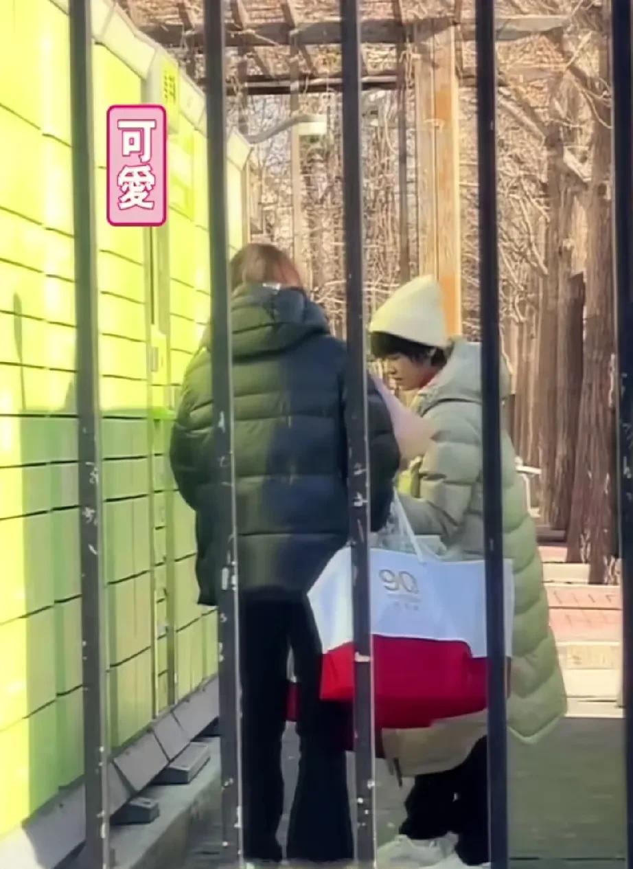 又有网友抓拍到全红婵了，长高了，头发也长长了，整个人看上去更秀气了。
全红婵从东