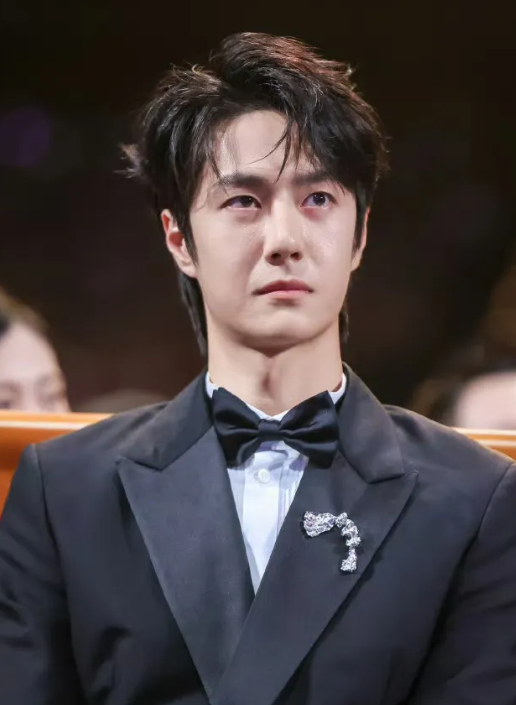 王一博委屈了，不甘心啊！

虽然今年业内，还有台前幕后对他的评价都是演技派。
要