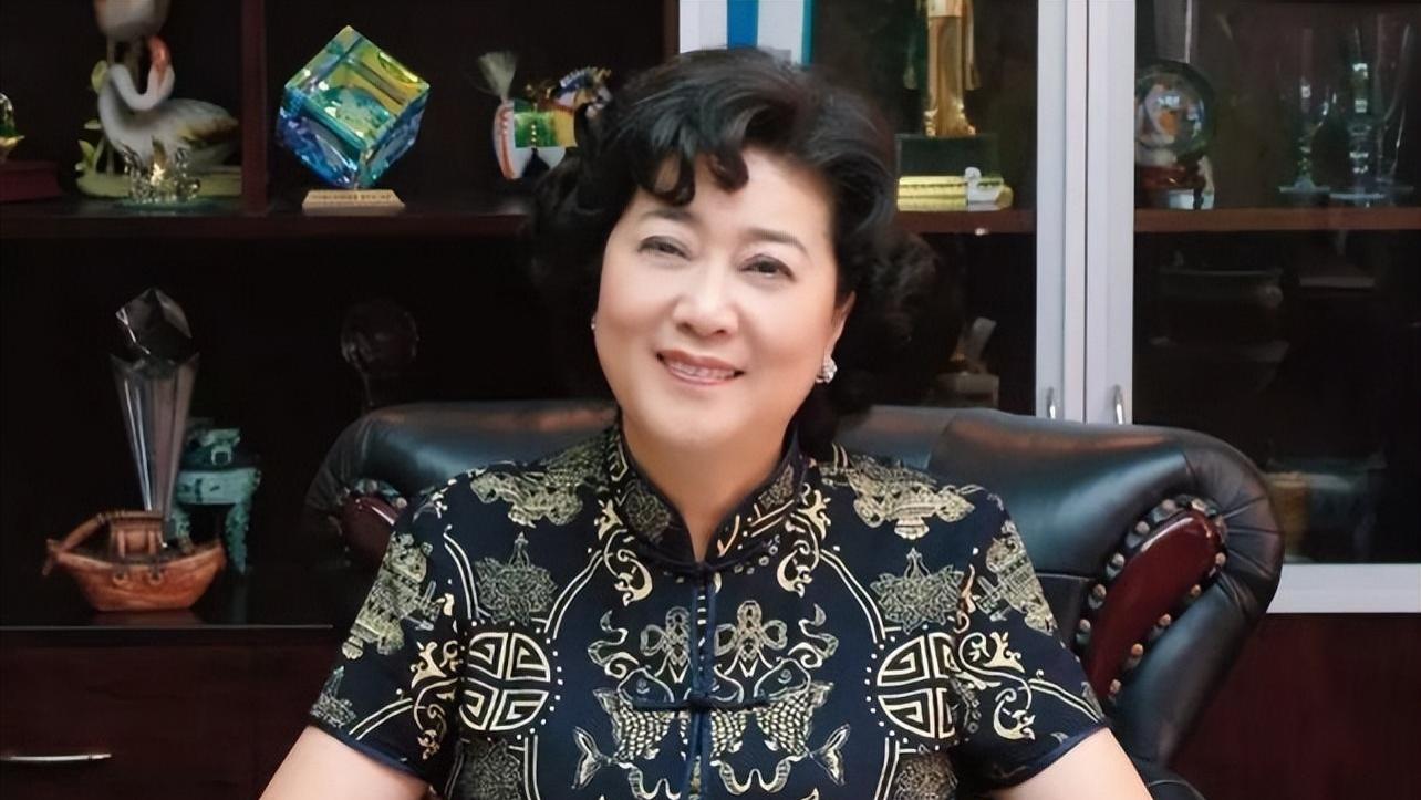 她靠3口锅挣下40亿身家，初中文化却当上火锅皇后，两度捧红重庆