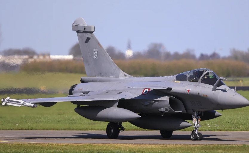 阵风战斗机（Rafale）是由法国达索公司研制的一种多用途战斗机，它是一款第四代