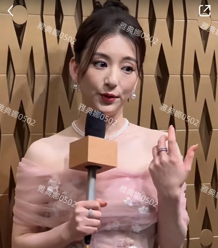 郭富城的老婆方媛离开了美颜滤镜和精修，从精致日系小公主变成了县城发廊老板娘。
3