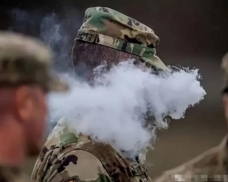 中方热议美国航母丑闻！林肯号航母上的三级军士贝利·什拉莫夫斯基向战友贩毒，致两名