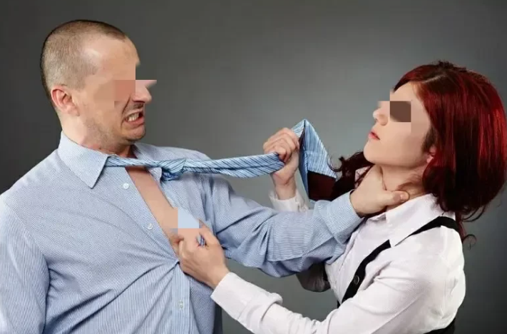 湖南，男子与女友感情破裂退婚，可女友却拒绝归还12万彩礼。为了要回彩礼，男子一路
