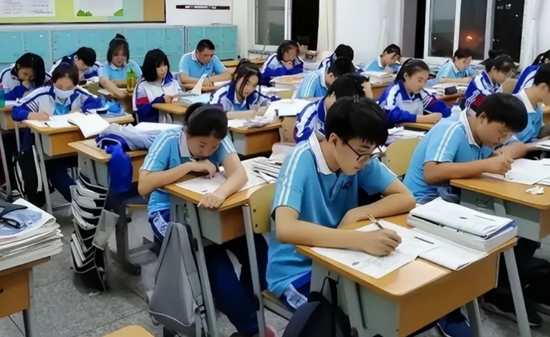 进入高中以后
大部分学校都开始了晚自习
正常的晚自习是有老师上课
或者给孩子们答