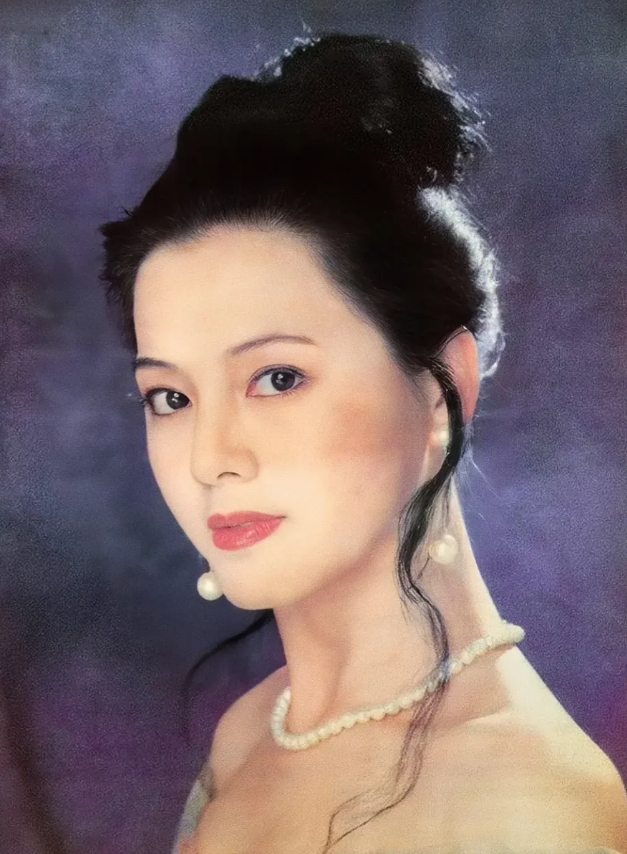 难怪导演非要把她“化丑”，太漂亮不像丫鬟