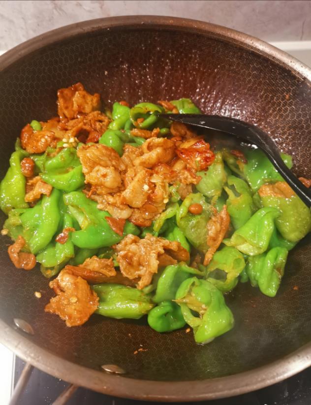 有钱人中午都吃辣椒炒肉，说说你们穷人吃啥