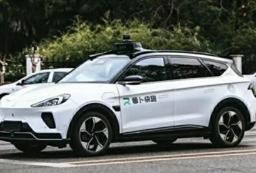 武汉出租车罢工好几天了，因为无人驾驶汽车的上路，价格低廉又没有人叨扰，很快成了消