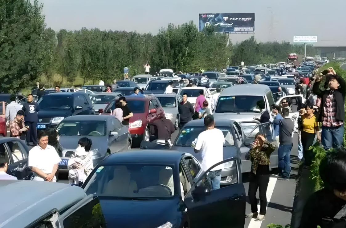 春节高速堵车，有部分是返乡农民工导致的。
这些农民工开的绝大多数是SUV，车里面