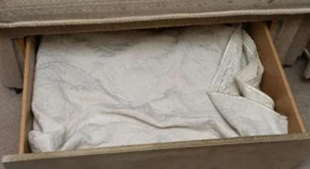 网友：“不敢相信，这还是人吗？！” 英媒26日报道，柴郡一名母亲竟将亲生女儿藏在